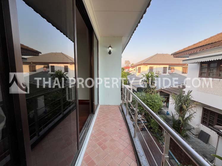 House with Shared Pool in Srinakarin 